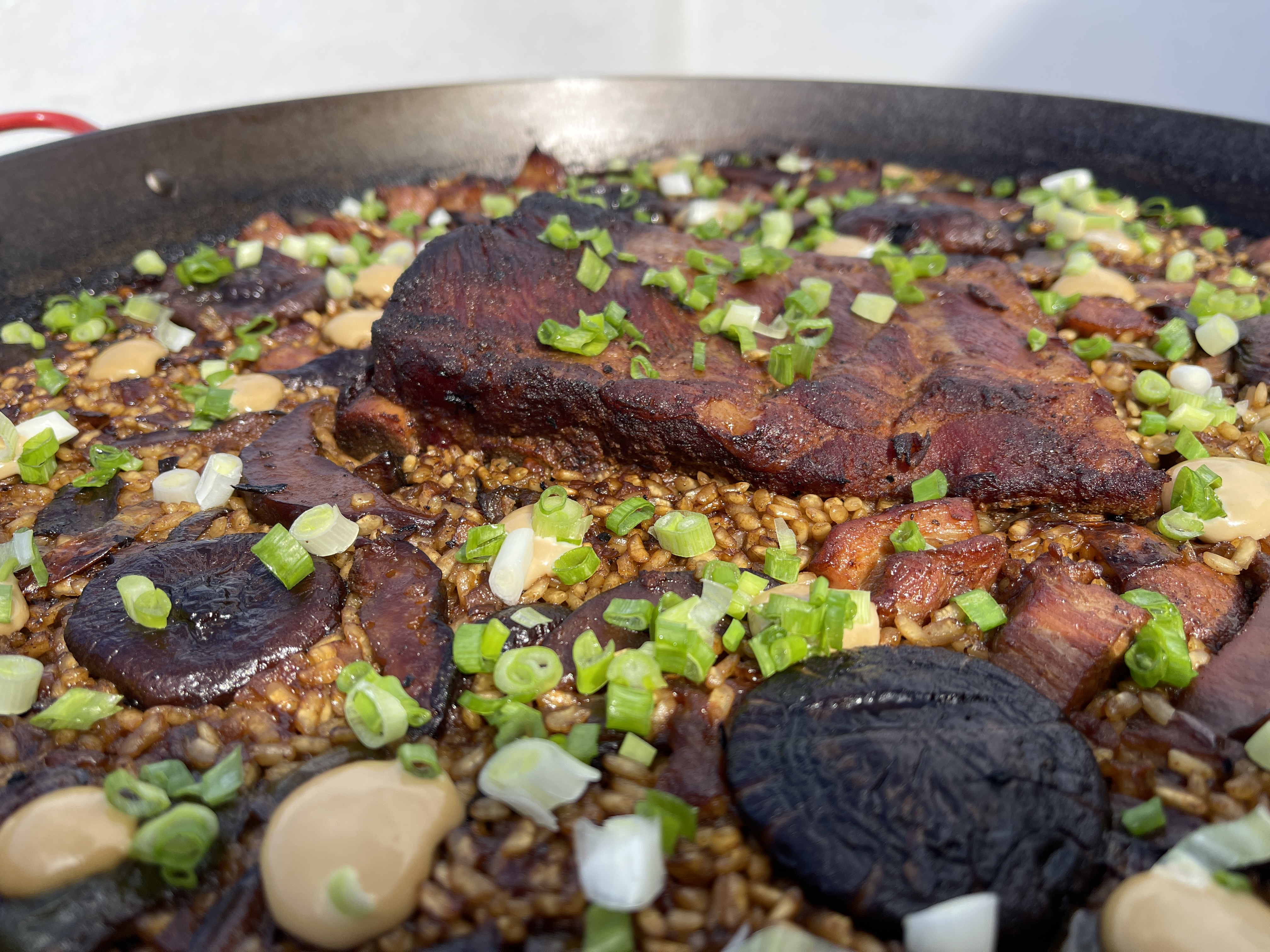 Paella de costilla asada con setas Shitake.