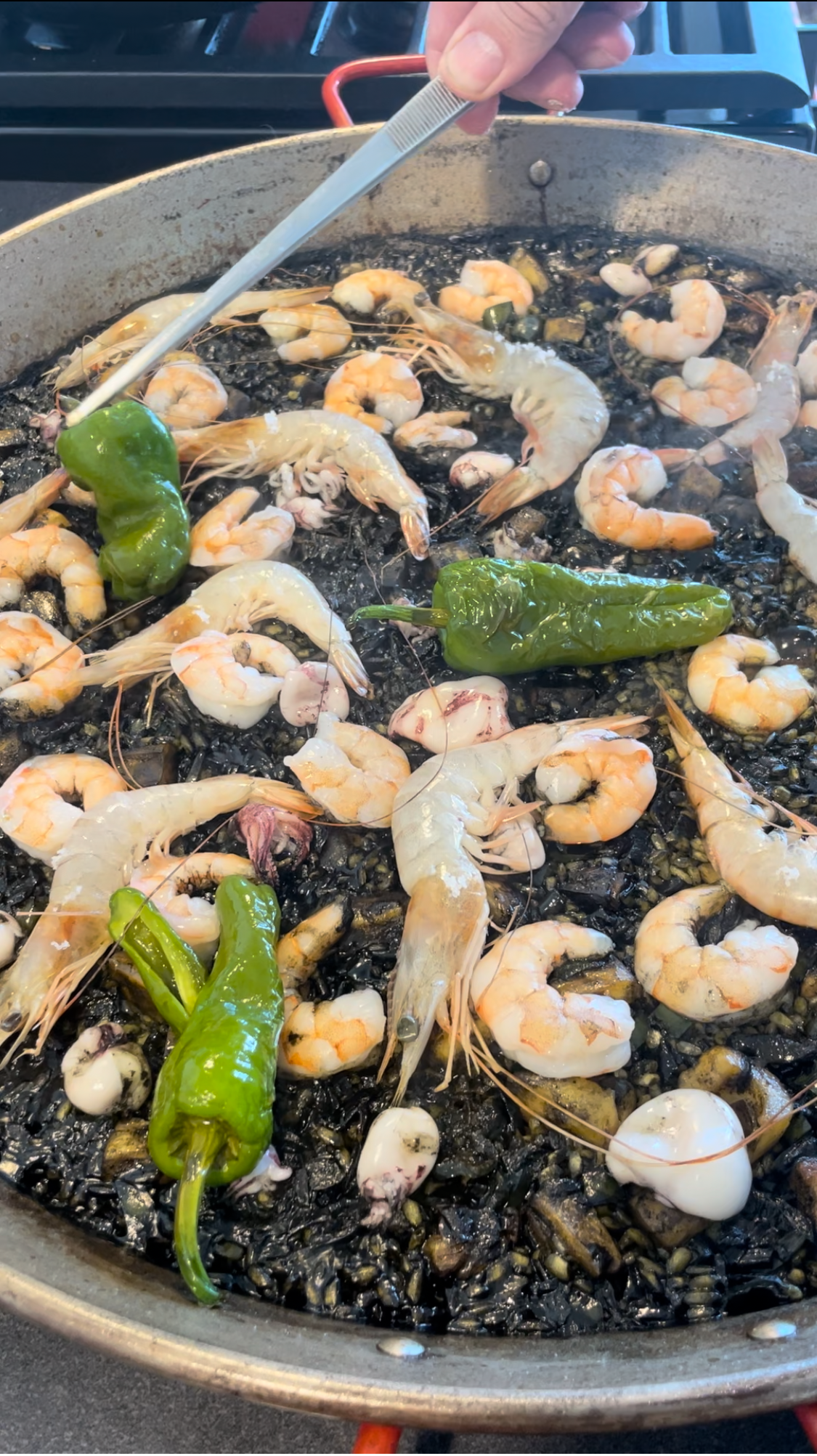 Decorando el paellero para meterlo al horno.