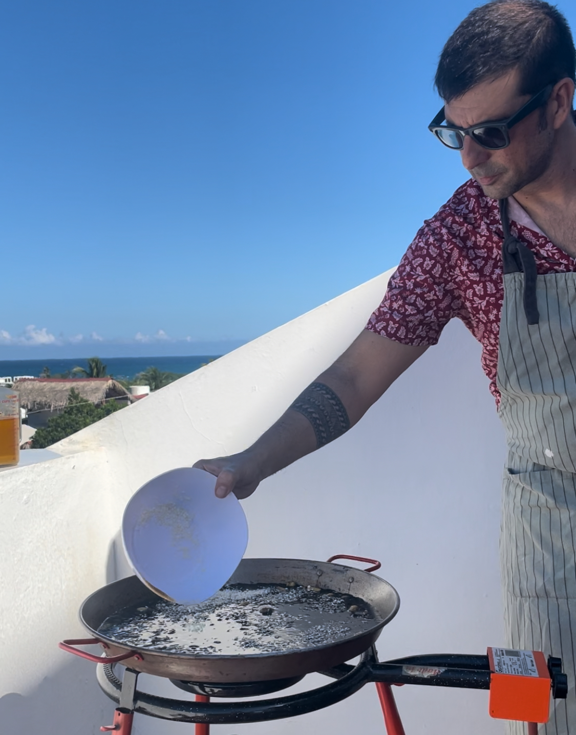 Rociando la paella con arroz