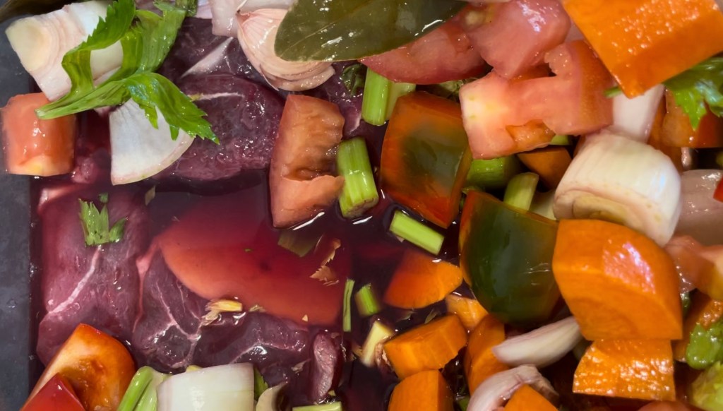 Osobuco bañado en vino y verduras